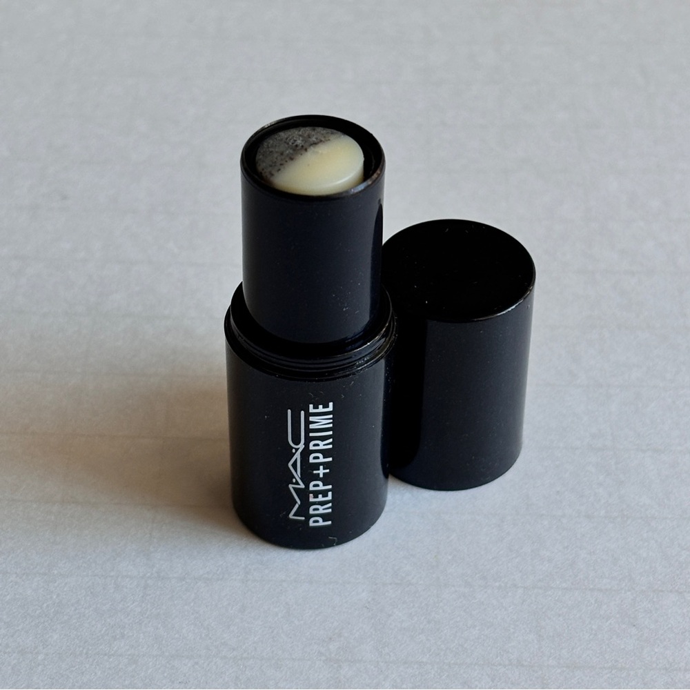 MAC PREP + PRIME MICROFINE LIP REFINISHER EXFOLIANT (EXFOLIATOR)***